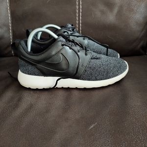 2017 Nike Rouche Woman's Size 8.5 Grey/Black Knit Sneakers in Great Condition